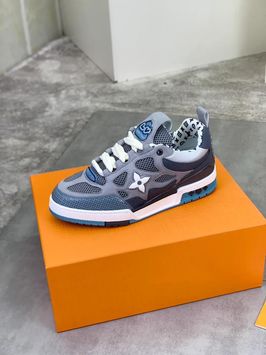 Men's Men's Shoes 💰P660 New The new LV TRAINER series of sneakers are on sale. This LV Trainer sneaker reinterprets Virgil Abloh's classics with nubuck and grained cow leather, and is decorated with Monogram flowers on the rubber outsole of the same color. A deformed Monogram flower occupies the sides, contrasting with the asymmetric Louis and Vuitton logos at the rear. The original version was designed by Virgil Abloh and was inspired by vintage basketball shoes. Featuring LV monograms on the tongue and upper, a scripted Louis Vuitton logo on the sides and a #54 logo on the rear, the rubber outsole features Monogram flowers and continues the comfort of an innovative gel outsole. Comes with original drawer box and complete packaging! Color: 3️⃣colors available